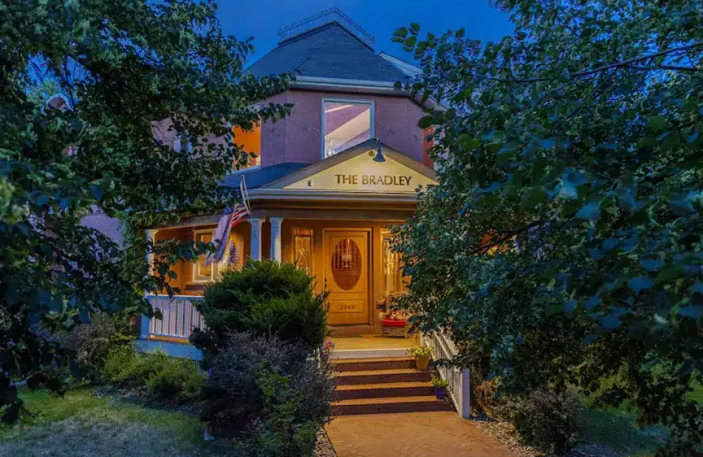 The Bradley Boulder Inn